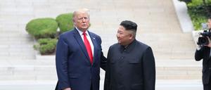 Donald Trump (l), Präsident der USA, und Nordkoreas Machthaber Kim Jong Un treffen sich in der entmilitarisierten Zone (DMZ) an der innerkoreanischen Grenze im nördlichen Teil von Panmunjom im Jahr 2019.