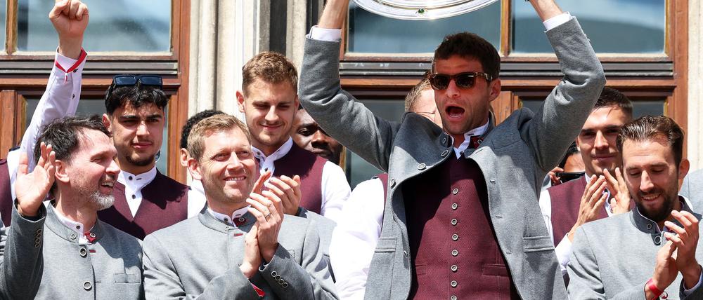 Thomas Müller jubelt zum Bayern-Abschied noch mal mit der Meisterschale auf dem Münchner Rathausbalkon.