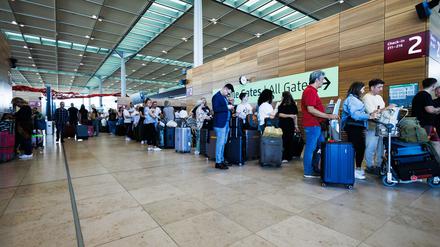 Auch am Montag müssen Reisende am Berliner Flughafen BER mit Verspätungen und Wartezeiten rechnen.