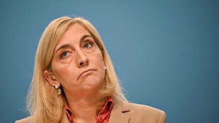 Nina Warken (CDU), Bundesministerin für Gesundheit, nimmt an einer Pressekonferenz nach der konstituierenden Sitzung einer Bund-Länder-Arbeitsgruppe für eine Reform der Pflegeversicherung teil. 