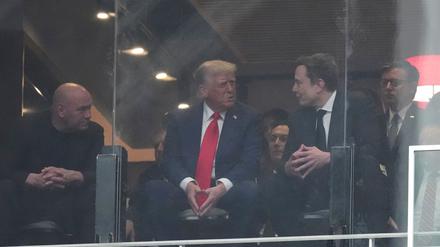 US-Präsident Donald Trump (M) und Elon Musk sprechen bei der Gedenkfeier für Charlie Kirk im State Farm Stadium.