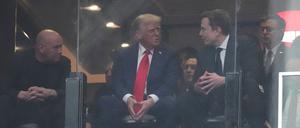 US-Präsident Donald Trump (M) und Elon Musk sprechen bei der Gedenkfeier für Charlie Kirk im State Farm Stadium. 