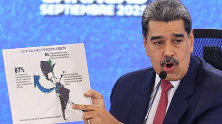 Der venezolanische Präsident Nicolas Maduro zeigt während einer Pressekonferenz auf eine Landkarte des amerikanischen Kontinents mit der Überschrift „Drogenhandelsrouten in der Region“.