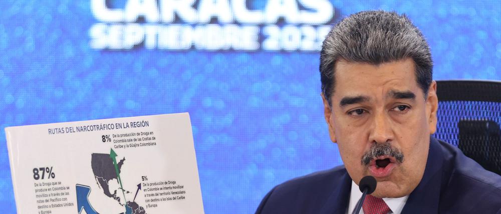 Der venezolanische Präsident Nicolas Maduro zeigt während einer Pressekonferenz auf eine Landkarte des amerikanischen Kontinents mit der Überschrift „Drogenhandelsrouten in der Region“. 