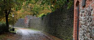 Passanten fanden den Toten in einem Graben an der Stadtmauer (Archivbild).
