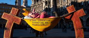 Die Plastik „Der Hängemattenbischof“ steht auf dem Marienplatz. Ein Protestbündnis von verschiedenen Organisationen demonstriert damit gegen „die Vertuschung von kirchlichem Missbrauch“. 
