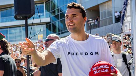 Charlie Kirk verteilte vor einer Rede an der Utah Valley University Mützen (Symbolbild).