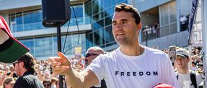 Charlie Kirk verteilte vor einer Rede an der Utah Valley University Mützen (Symbolbild).