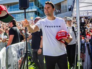 Charlie Kirk verteilte vor einer Rede an der Utah Valley University Mützen (Symbolbild).