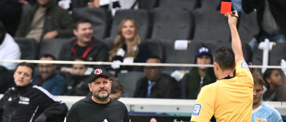 Schiedsrichter Sven Jablonski (r.) zeigte Unions Trainer Steffen Baumgart die Rote Karte, nachdem dieser seine Emotionen nicht im Griff hatte.