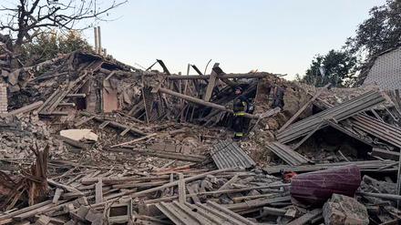 Auf diesem vom ukrainischen Katastrophenschutz zur Verfügung gestellten Foto steht ein Feuerwehrmann in den Trümmern eines beschädigten Hauses nach einem russischen Angriff.