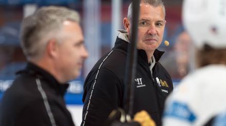 Coach Serge Aubin und die Eisbären Berlin müssen in der neuen DEL-Saison früh mit Problemen kämpfen.