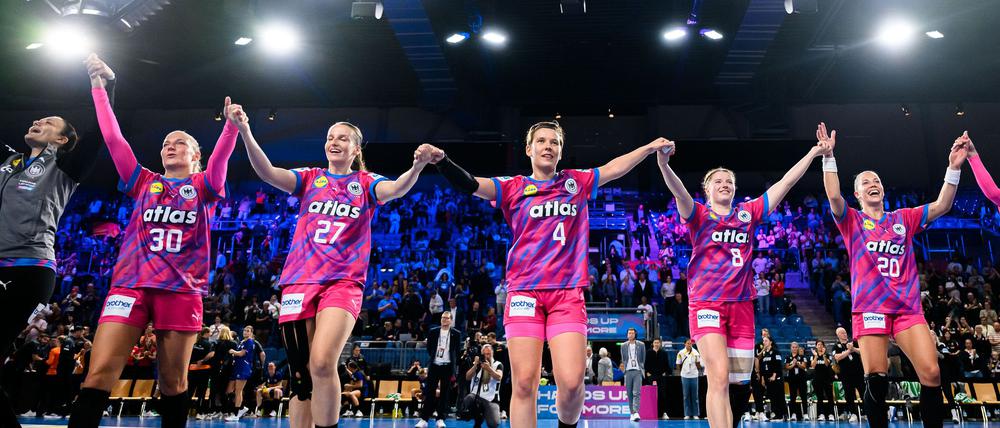 Die deutschen Handballerinnen bejubeln den 27:22-Sieg gegen die Niederlande.