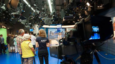 Besucher stehen in Berlin im Studio der Sendung „Bericht aus Berlin“. Bereits lange vor dem offiziellen Start zum Tag der offenen Tür sammelten sich Interessierte vor der Eingangstüre des ARD-Hauptstadtstudios. 