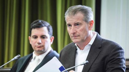 Der Mitkläger Stephan Hensel (rechts), Ex-Mann der Angeklagten Christina Block und Vater ihrer Kinder, sitzt neben seinem Anwalt Philip von der Meden und wartet auf die Fortsetzung des Prozesses gegen Block wegen mutmaßlicher Kindesentführung vor dem Landgericht in Hamburg, Norddeutschland, am 22. September 2025.