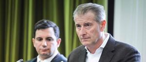 Der Mitkläger Stephan Hensel (rechts), Ex-Mann der Angeklagten Christina Block und Vater ihrer Kinder, sitzt neben seinem Anwalt Philip von der Meden und wartet auf die Fortsetzung des Prozesses gegen Block wegen mutmaßlicher Kindesentführung vor dem Landgericht in Hamburg, Norddeutschland, am 22. September 2025.