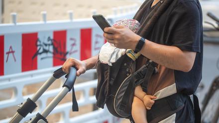 Auch im Alltag mit Baby kaum wegzudenken: Das Smartphone