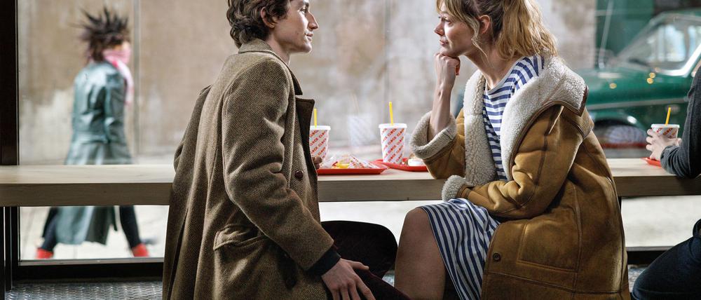 Zwischen Marianne (Frida Gustavsson) und David (Gustav Lindh) bahnt sich etwas an.