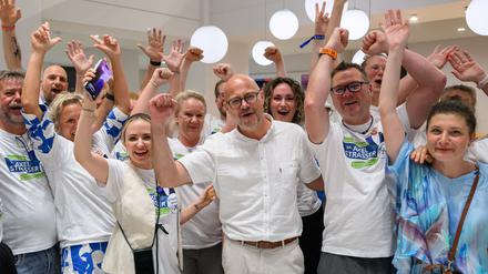 Der parteilose Axel Strasser (M.) gewann die Oberbürgermeisterwahl am Sonntag in Frankfurt (Oder) und geht im zweiten Durchgang in die Stichwahl gegen Wilko Möller (AfD9.