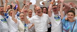 Der parteilose Axel Strasser (M.) gewann die Oberbürgermeisterwahl am Sonntag in Frankfurt (Oder) und geht im zweiten Durchgang in die Stichwahl gegen Wilko Möller (AfD9. 