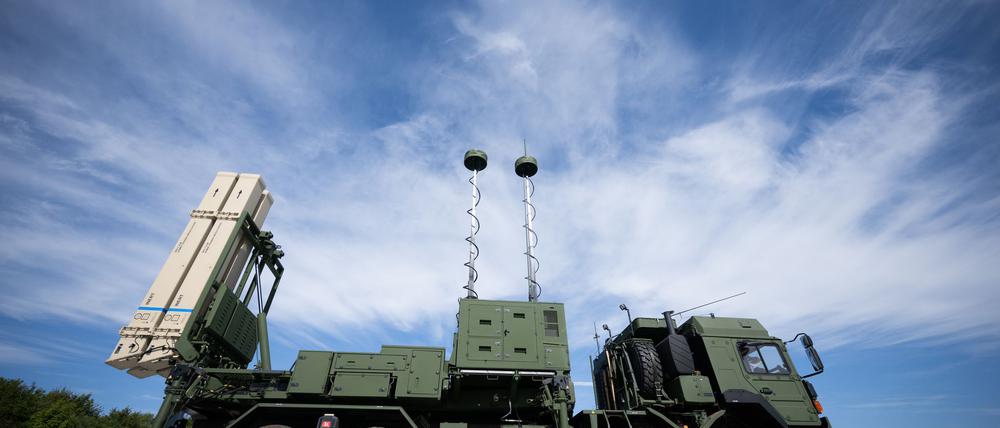Generalinspekteur Carsten Breuer hatte deutlich gemacht, er wolle in der Truppe schnell neue Waffensysteme auch zur Abwehr von Drohnen zum Einsatz bringen und dabei auch auf den Kampf Drohne gegen Drohne setzen. (Archivbild)