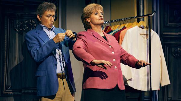 Kennzeichen Blazer. Privat-Schnüfflerin Angela Merkel (Christoph Marti) kalauert sich durch die Kudamm-Komödie „Miss Merkel – Mord in der Uckermark“.