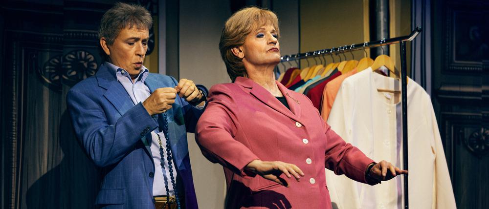 Kennzeichen Blazer. Privat-Schnüfflerin Angela Merkel (Christoph Marti) kalauert sich durch die Kudamm-Komödie „Miss Merkel – Mord in der Uckermark“.