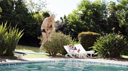 Das Leben genießen: Ein Rentner springt in einen Pool.