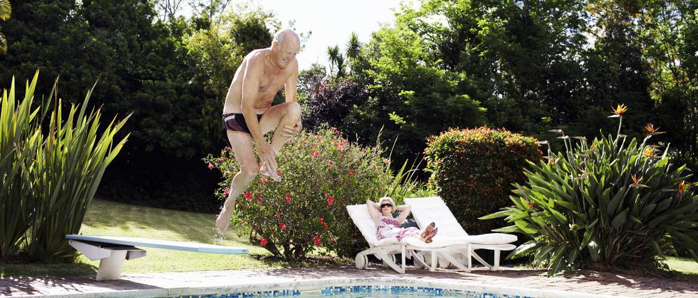 Das Leben genießen: Ein Rentner springt in einen Pool.