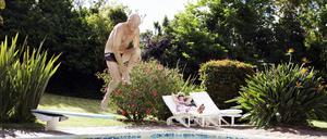 Das Leben genießen: Ein Rentner springt in einen Pool.