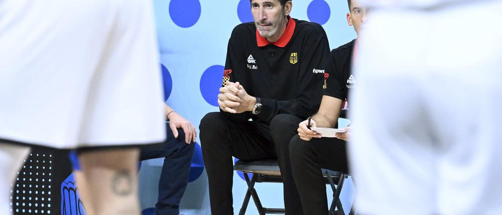 Bundestrainer Mumbru kehrte angeschlagen zum Nationalteam zurück.