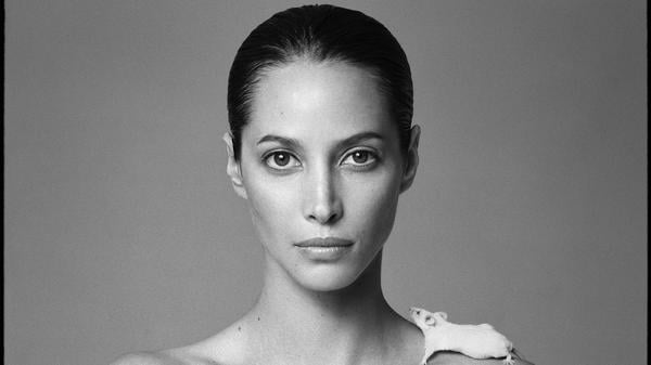 Patrick Demarchelier, Christy and Mouse, 1999, zur Ausstellung "Patrick Demarchelier", 27. September bis zum 15. November 2025, Galerie Camera Work