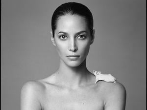 Patrick Demarchelier, Christy and Mouse, 1999, zur Ausstellung "Patrick Demarchelier", 27. September bis zum 15. November 2025, Galerie Camera Work