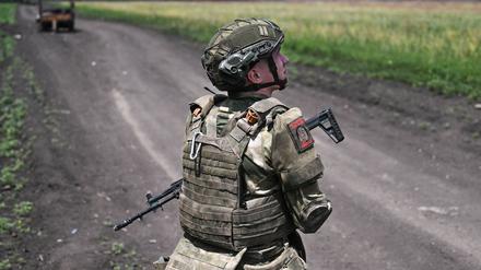 Ein russischer Soldat einer Flugabwehrdivision der Tsentr Centre Group of Forces im Pokrowsk-Sektor an der Frontlinie.
