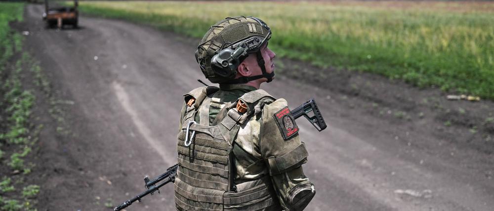 Ein russischer Soldat einer Flugabwehrdivision der Tsentr Centre Group of Forces im Pokrowsk-Sektor an der Frontlinie.