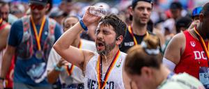 Aufgrund der Hitze mussten viele im Ziele erst einmal herunterkühlen. Bei den meisten genügte Wasser, einige mussten aber auch ins Eisbad.