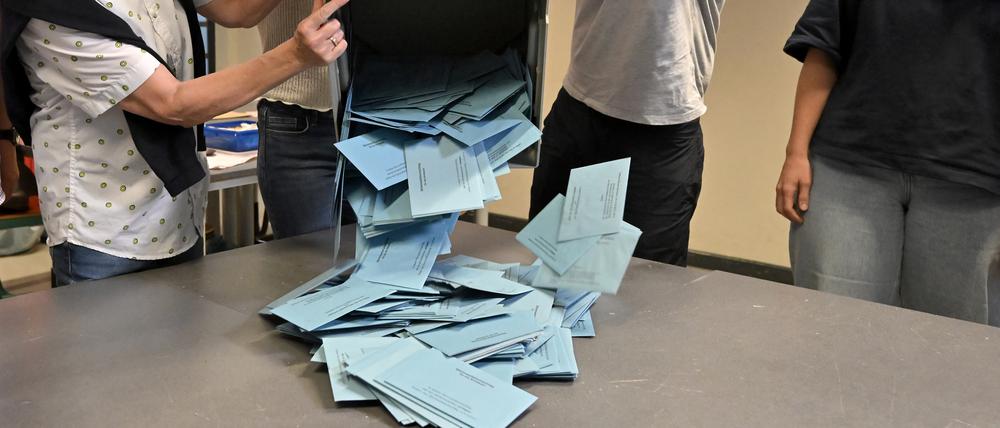 Potsdam, 21.09.2025, Lokales,
Auszählung der Oberbürgermeisterwahl 2025, Briefwahllokal in der Voltaireschule, Oberbürgermeister-Wahl, Oberbuergermeister-Wahl,
Foto: Ottmar Winter / PNN
ACHTUNG:
Foto ist ausschließlich für redaktionelle Berichterstattung der PNN und des TGSP! Eine kommerzielle Nutzung, z.B. Werbung, ist ausgeschlossen. Die Weitergabe an nicht autorisierte Dritte, insbesondere eine weitergehende Vermarktung über Bilddatenbanken, ist unzulässig.