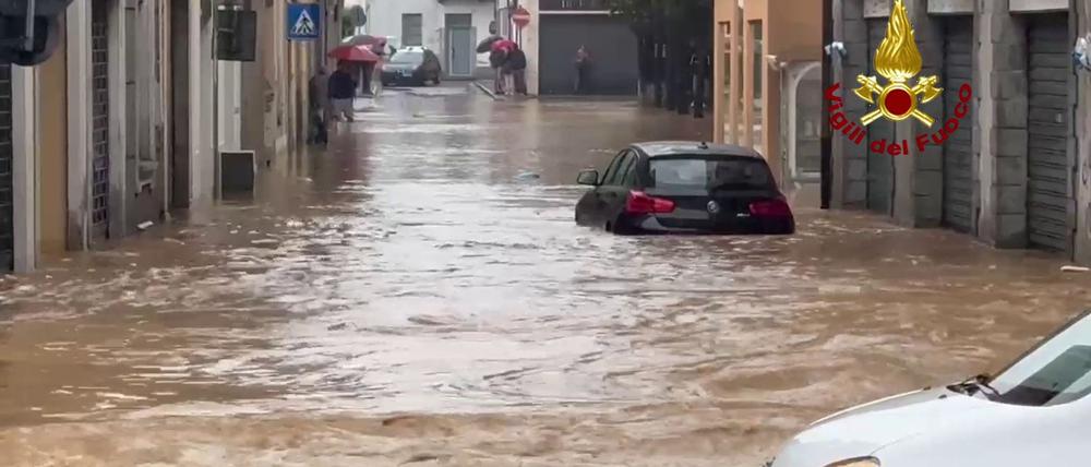 In der Stadt Cabiate zwischen Mailand und dem Comer See fließt das Wasser kniehoch durch die Straßen.