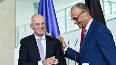 Bundeskanzler Friedrich Merz (CDU, r.) und sein neuer Beauftragter, Martin Blessing, am Montag im Kanzleramt.