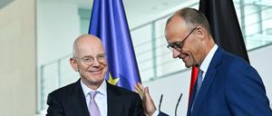 Bundeskanzler Friedrich Merz (CDU, r.) und sein neuer Beauftragter, Martin Blessing, am Montag im Kanzleramt.