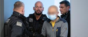 Der Hauptangeklagte Jian G. am Tag des Prozessbeginns im Gerichtssaal.