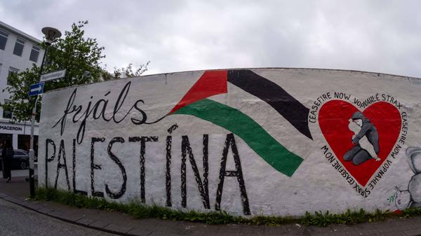 Schriftzug Freiheit für Palästina an einer Wand in der Innenstadt der isländischen Hauptstadt Reykjavik. 