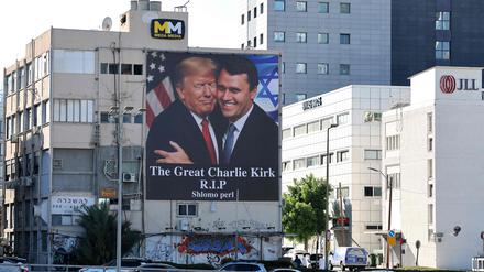 Trump und Kirk mit einer israelischen Flagge im Hintergrund.