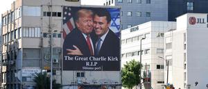 Trump und Kirk mit einer israelischen Flagge im Hintergrund. 