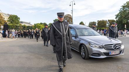 Theater-Kollegen folgten dem Sarg um das Burgtheater.