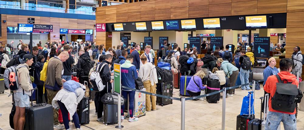 Zahlreiche Fluggäste sind vor den Check-in-Schaltern im Terminal 1 des Flughafens Berlin-Brandenburg unterwegs.