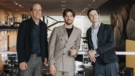 Die Dirigenten Titus Engel (links), Michele Spotti und Maxime Pascal bei einer Pressekonferenz der Deutsche Oper am 22. September 2025.