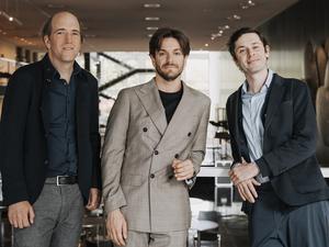 Die Dirigenten Titus Engel (links), Michele Spotti und Maxime Pascal bei einer Pressekonferenz der Deutsche Oper am 22. September 2025.