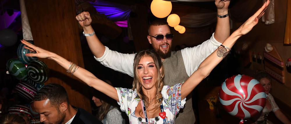 Cathy Hummels und Rapper Kollegah feiern im Cafe Kaiserschmarren.