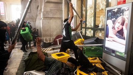 Bei den Krawallen wurden nach Angaben der Polizei mehrere Dutzend Menschen verletzt.